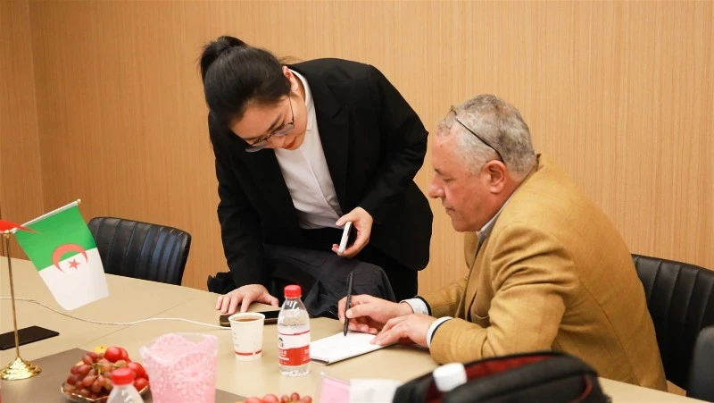 Customers are learning about our company's super stainless steel products Customers are learning about our company's super stainless steel products